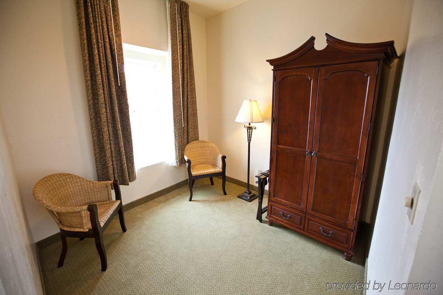 Embassy Suites Charleston - Historic District Room photo